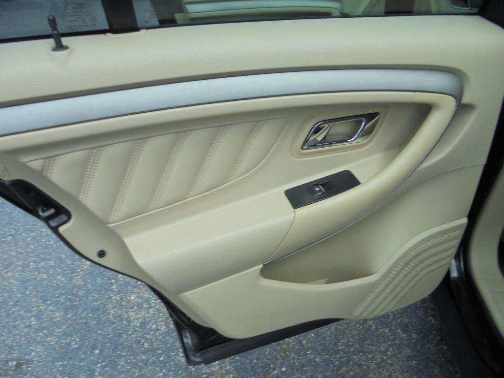 2014 Ford Taurus SE - Photo 8
