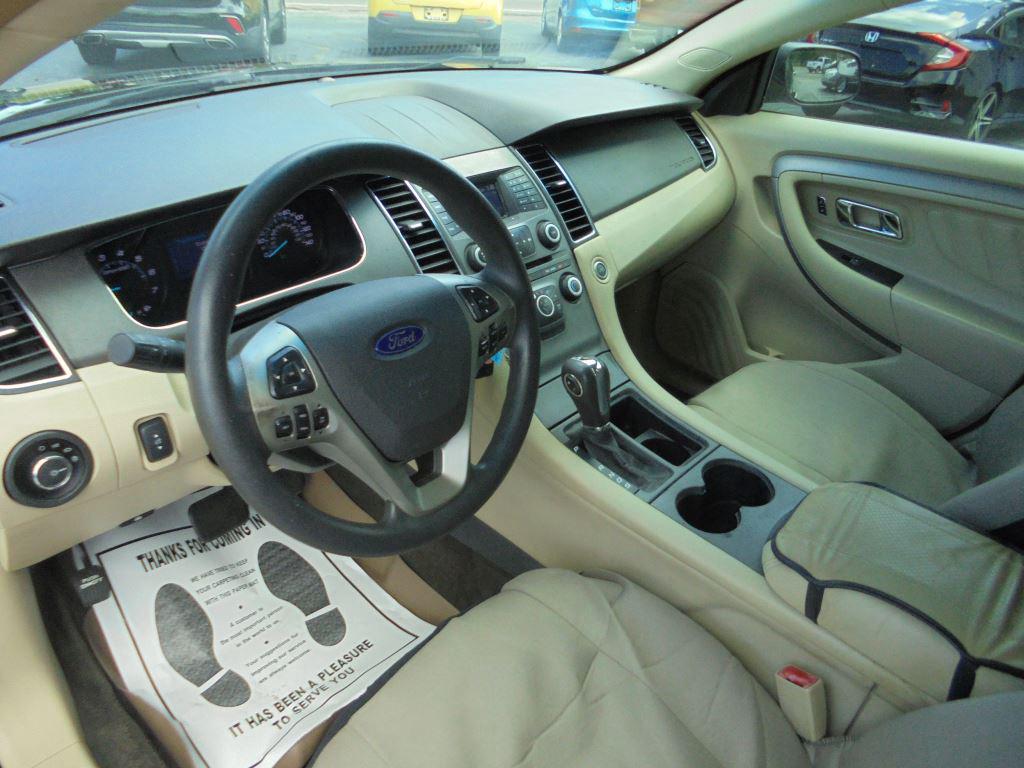 2014 Ford Taurus SE - Photo 10