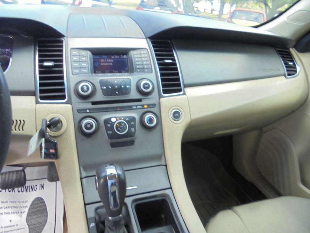 2014 Ford Taurus SE - Photo 12