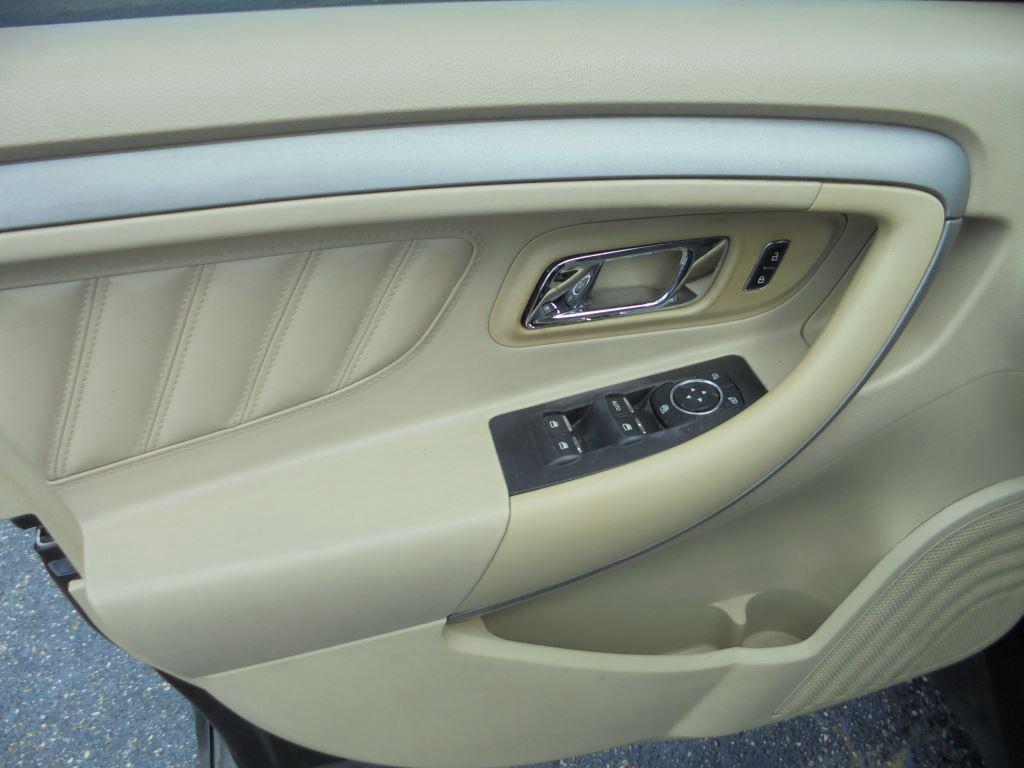 2014 Ford Taurus SE - Photo 9